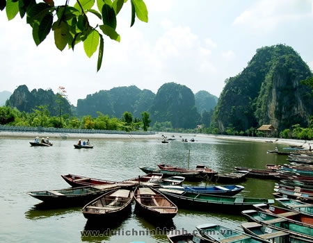 Tam Coc ( Three Grottoes )