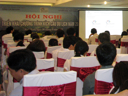 Conférence sur la mise en oeuvre du programme de promotion du tourisme 2013 des 3 provinces: Ninh Binh, Ha Nam et Nam Dinh