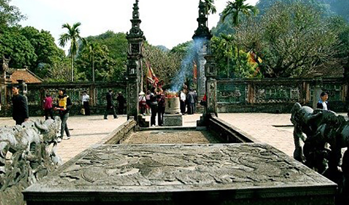 Deux lits de pierre royaux dans le temple de Dinh Tien Hoang reconnus 