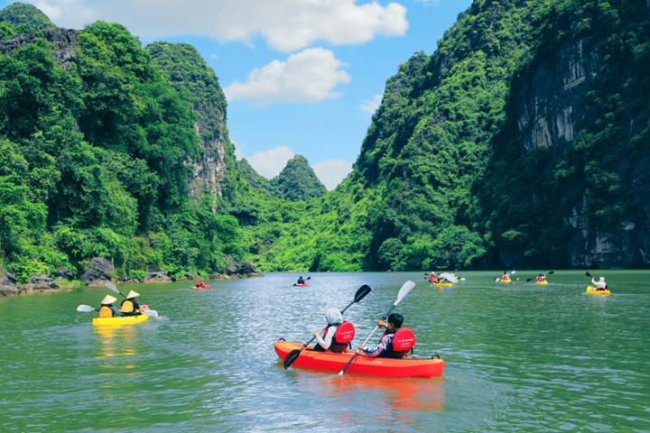 Faire du kayak au complexe paysager de Tràng An