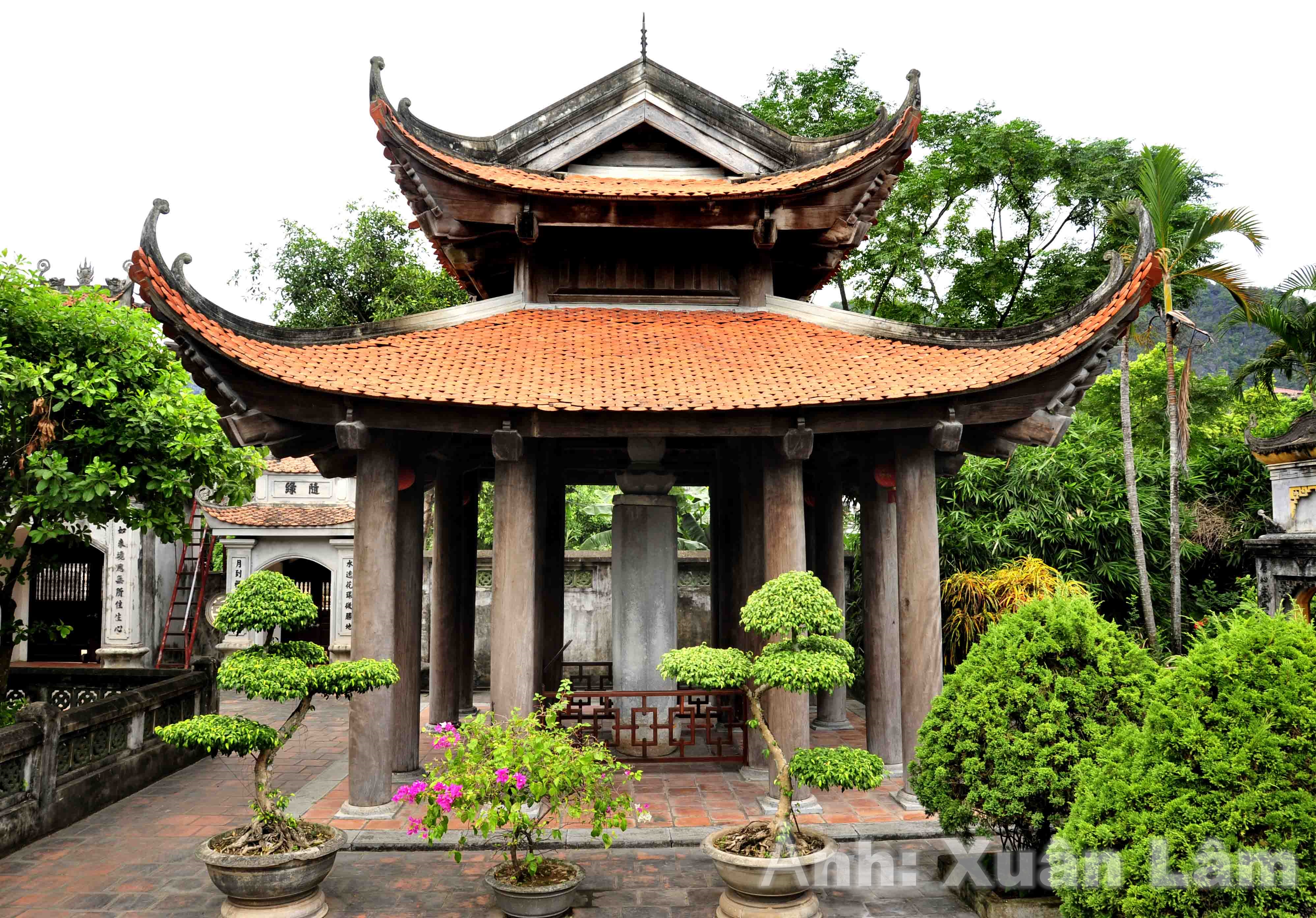 La colonne aux sutras dans la pagode de Nhat Tru - trésor national