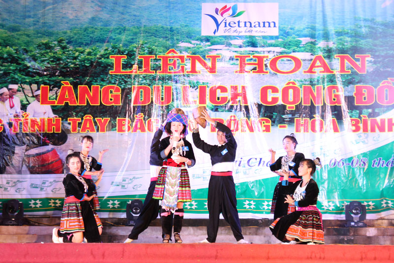 Promotion touristique de Ninh Binh au Festival touristique des villages du tourisme du Nord-Ouest – Hoa Binh 2017