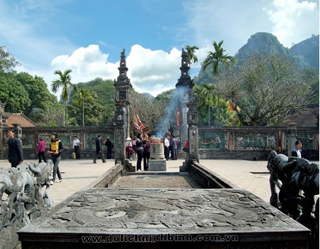 L'unicité des deux lits de pierre royaux dans le temple de Dinh Tien Hoang