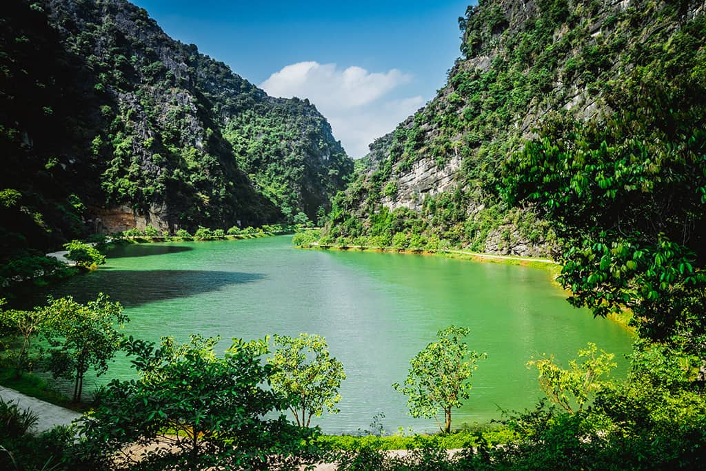 Thưởng ngoạn cảnh sắc thiên nhiên tuyệt đẹp của Ninh Bình