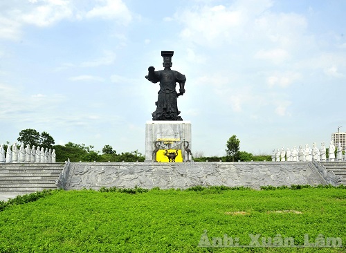 Quảng trường Đinh Tiên Hoàng Đế - địa điểm yêu thích của người dân Ninh Bình