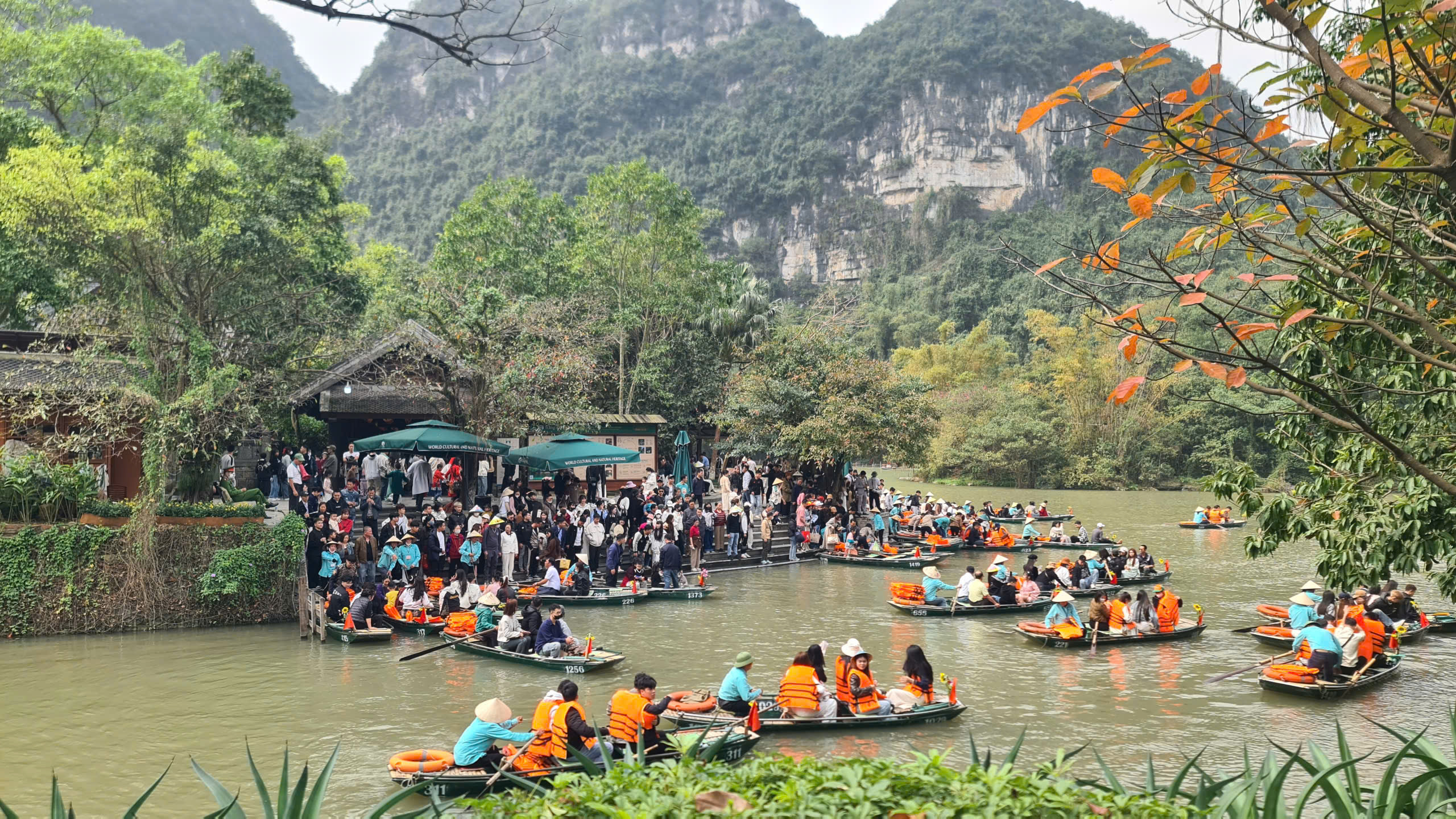Ninh Bình đón trên 1,36 triệu lượt khách du lịch đầu xuân 2026