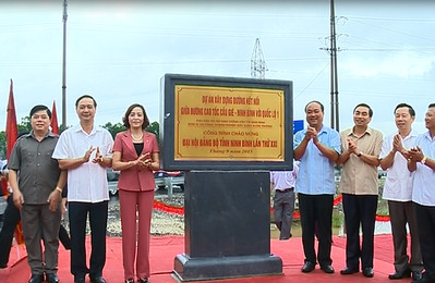 Cắt băng khánh thành công trình