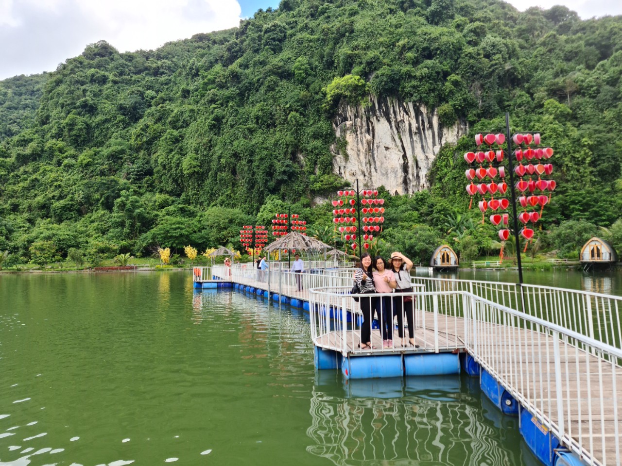 Khảo sát một số khu, điểm du lịch, cơ sở lưu trú, nhà hàng trên địa bàn tỉnh Ninh Bình