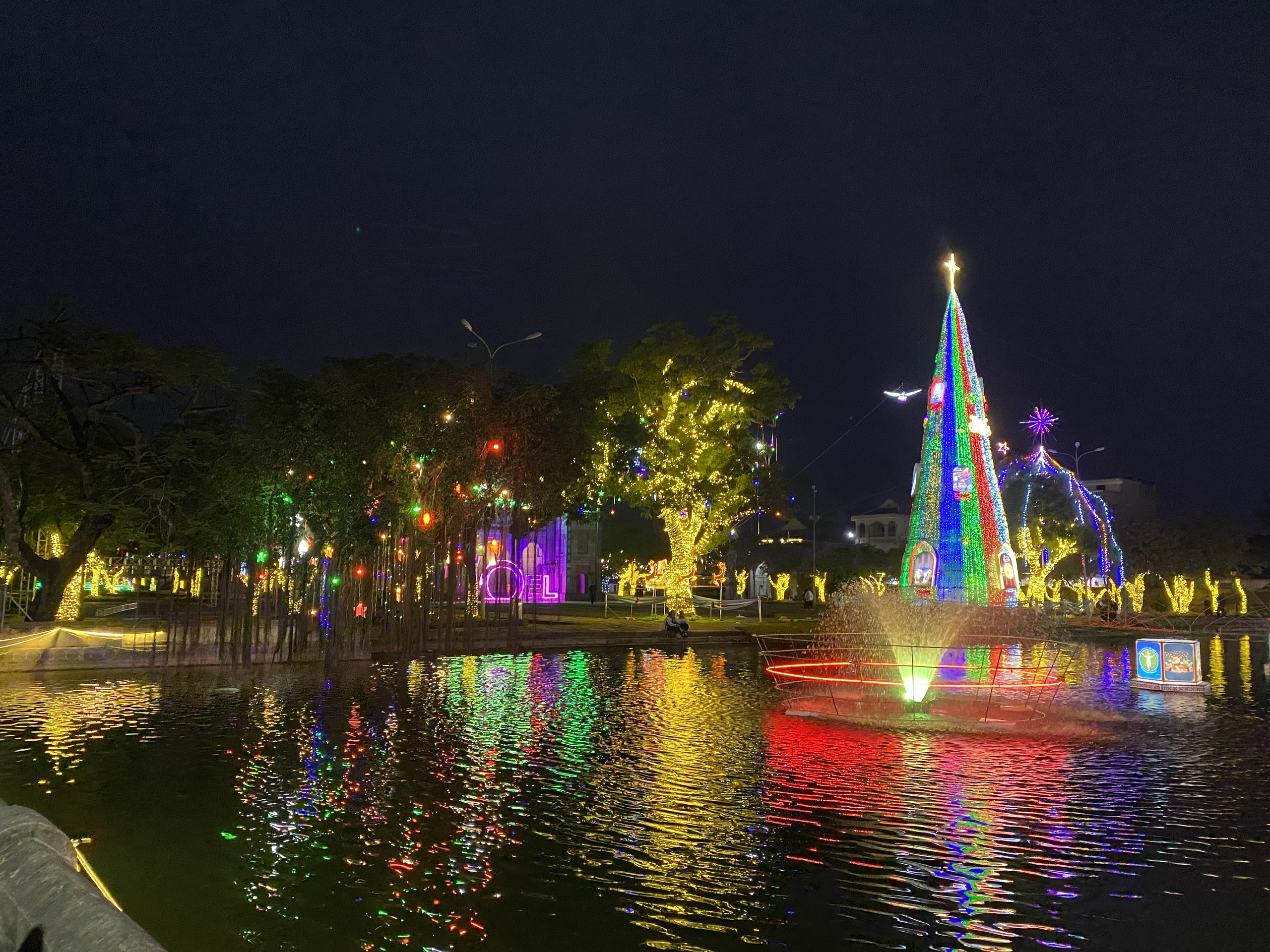 Nhà Thờ Đá Phát Diệm rực sáng trong mùa giáng sinh